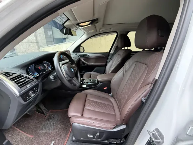 BMW iX3 — Фото автомобиля 4