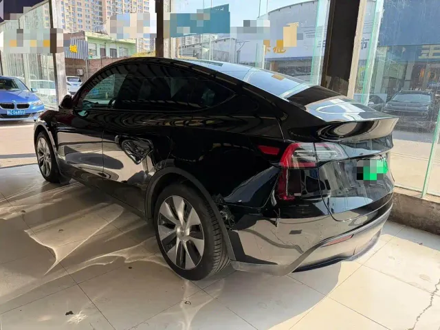 Tesla Model Y — Фото автомобиля 12