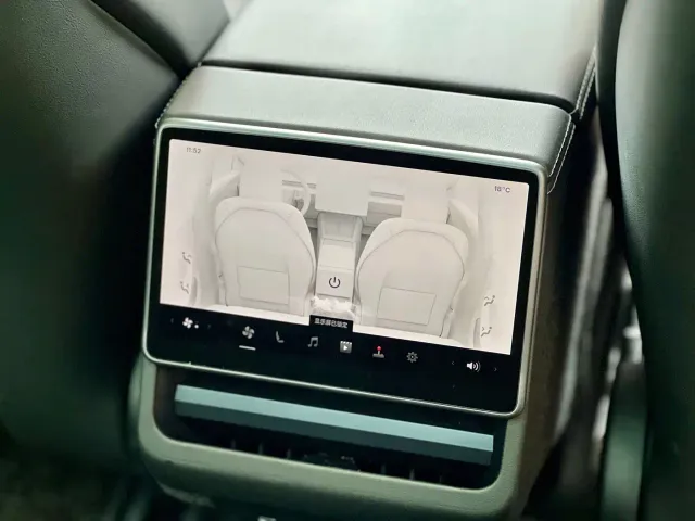 Tesla Model 3 — Фото автомобиля 15