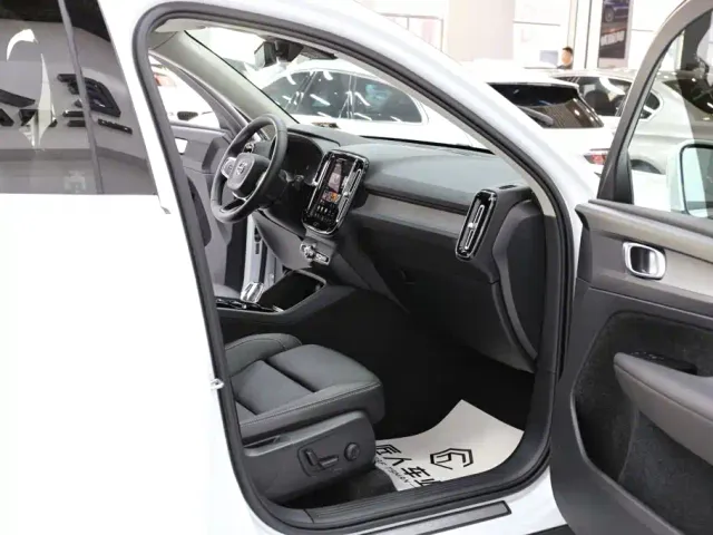 Volvo XC40 — Фото автомобиля 17