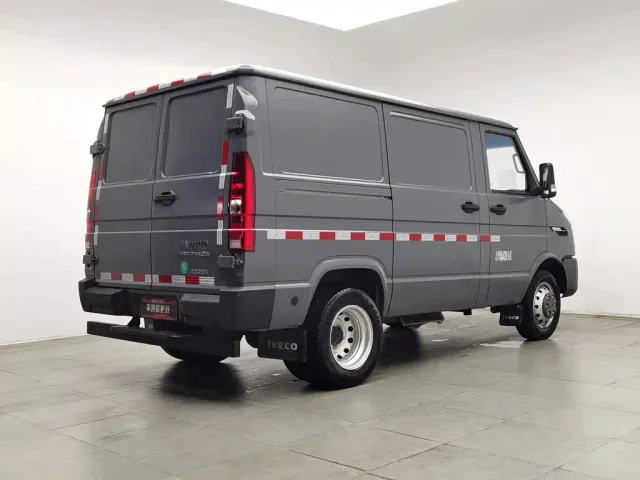 Iveco Iveco Daily 2025 Model V35 Van 2.5T Manual Short Wheelbase Low Roof Dual Tires — Фото автомобиля 2