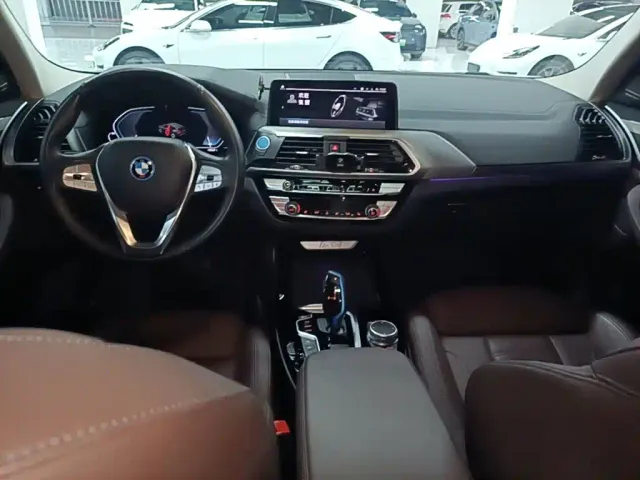 BMW iX3 — Фото автомобиля 9
