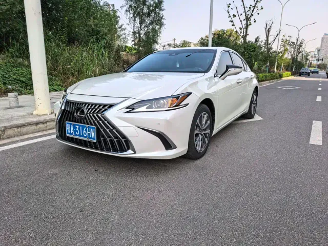 Фотография автомобиля — Lexus ES