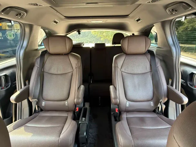 Toyota Sienna — Фото автомобиля 13