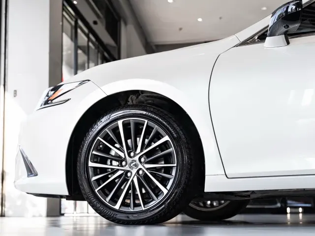 Lexus ES — Фото автомобиля 8