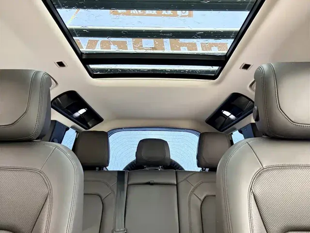 Land Rover Defender — Фото автомобиля 14