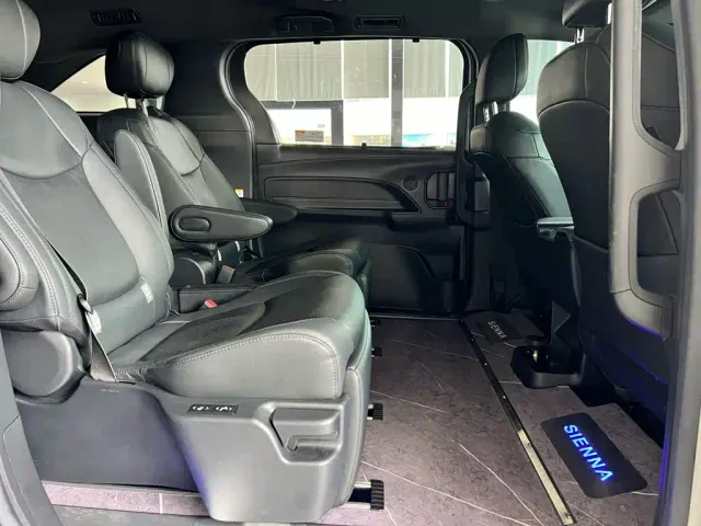 Toyota Sienna — Фото автомобиля 15