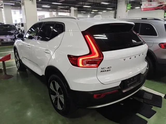 Volvo XC40 — Фото автомобиля 4