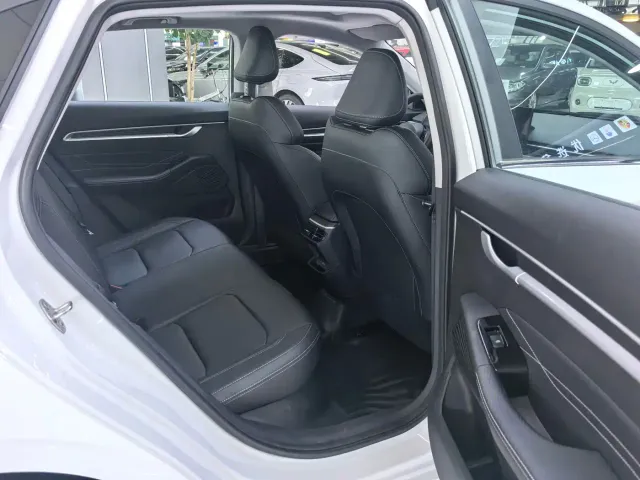 Geely Emgrand — Фото автомобиля 12