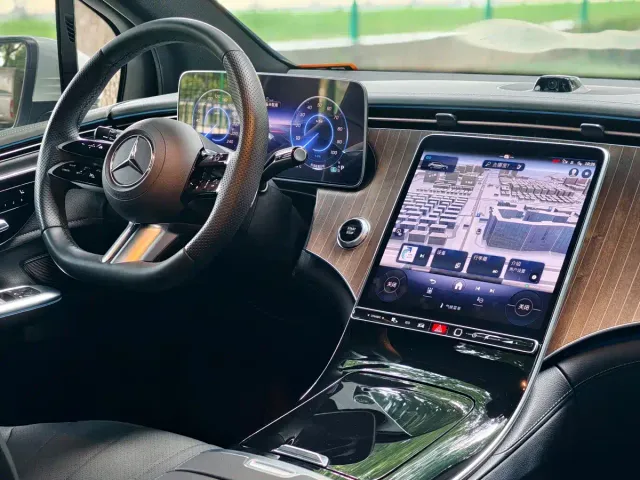 Mercedes-Benz EQE SUV — Фото автомобиля 9