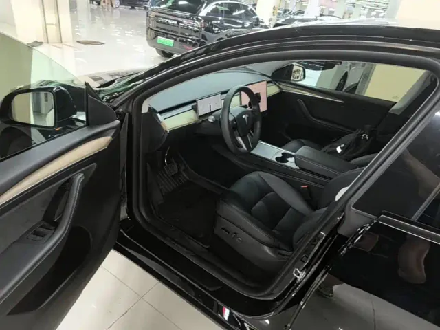 Tesla Model Y — Фото автомобиля 15