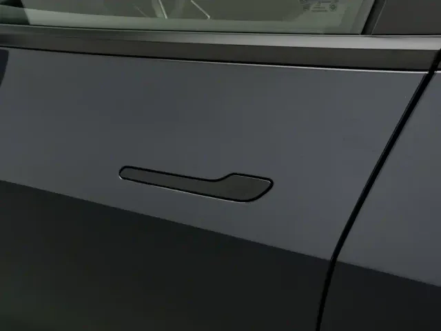 Tesla Model Y — Фото автомобиля 18