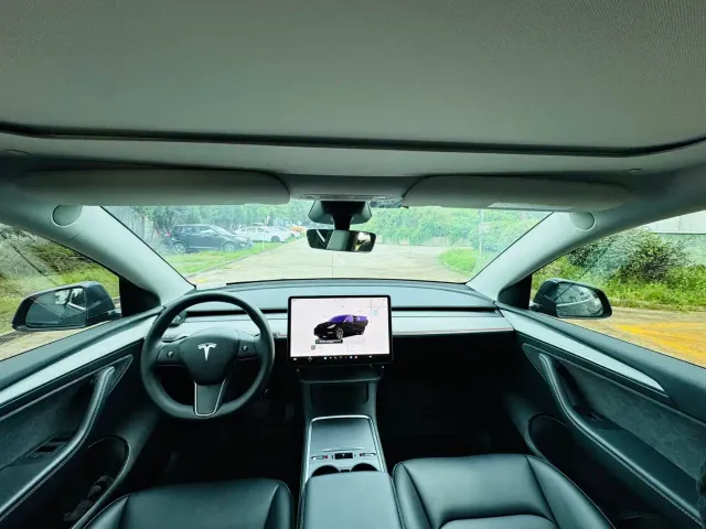 Tesla Model Y — Фото автомобиля 12