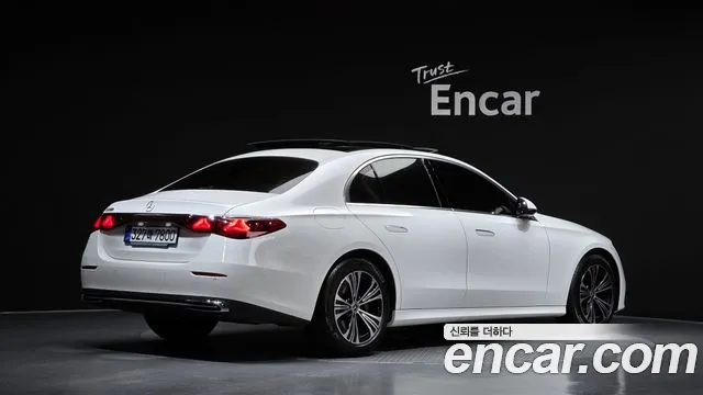 Фотография автомобиля — Mercedes-Benz E-Class