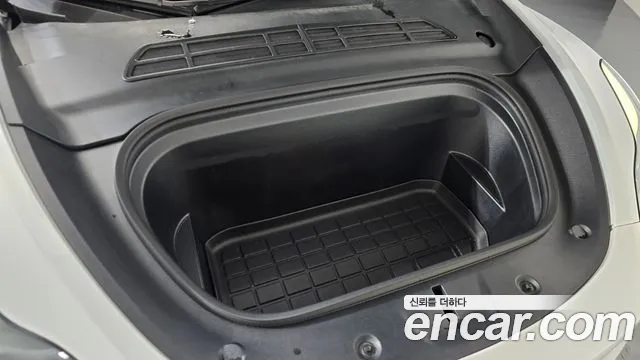 Tesla Model Y — Фото автомобиля 5