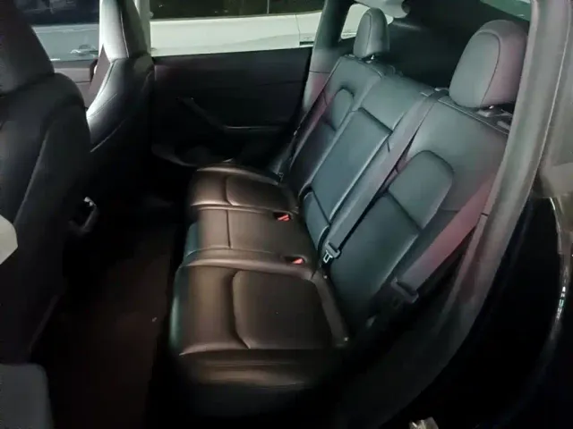 Tesla Model Y — Фото автомобиля 16
