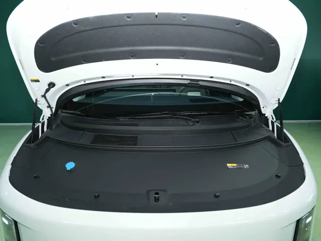 Li Auto i8 — Фото автомобиля 10