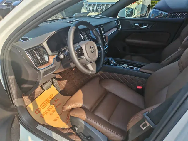 Volvo S60 — Фото автомобиля 3