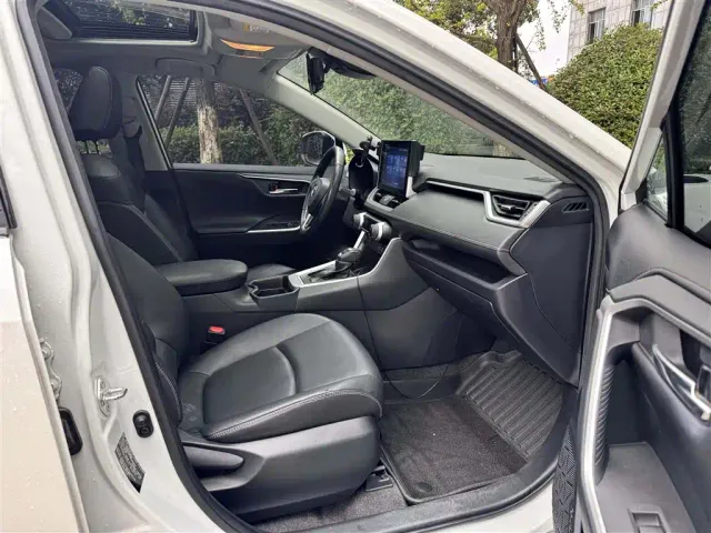Toyota RAV4 — Фото автомобиля 8