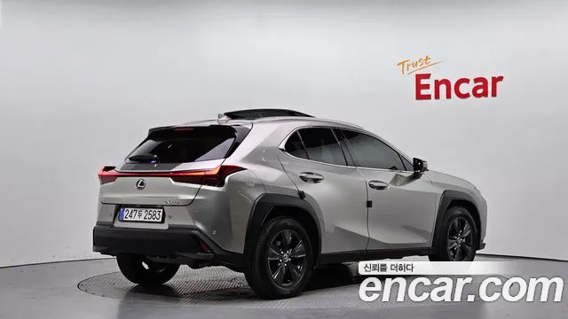 Lexus UX — Фото автомобиля 2