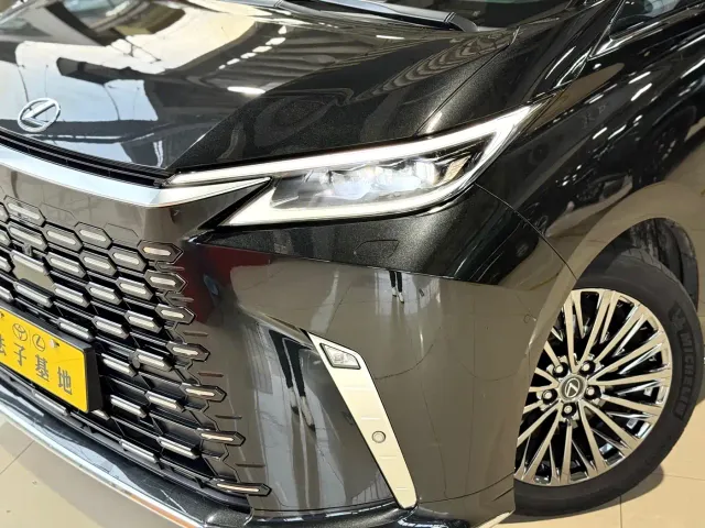 Lexus LM — Фото автомобиля 5