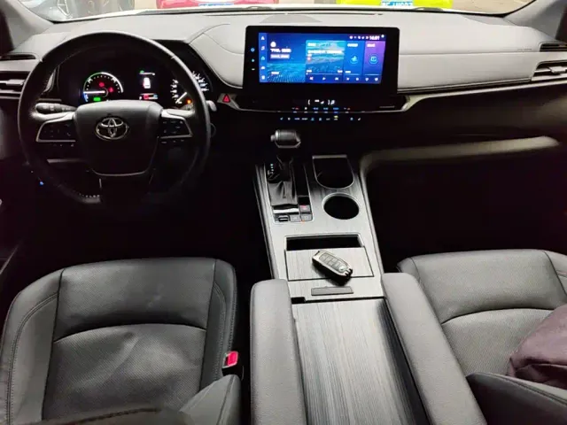 Toyota Sienna — Фото автомобиля 9