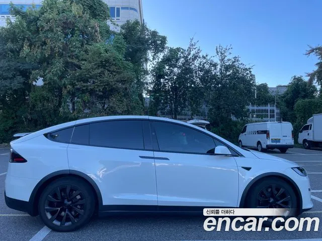 Tesla Model X — Фото автомобиля 14