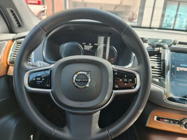 Volvo XC90 — Фото автомобиля 11