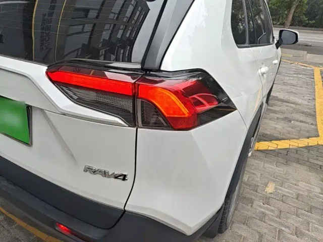 Toyota RAV4 — Фото автомобиля 7
