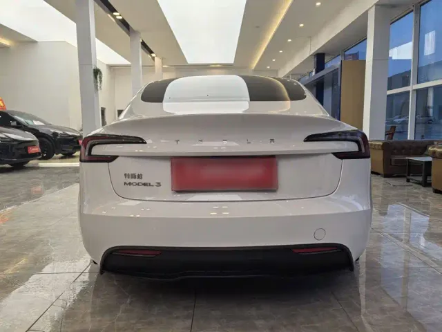 Tesla Model 3 — Фото автомобиля 4