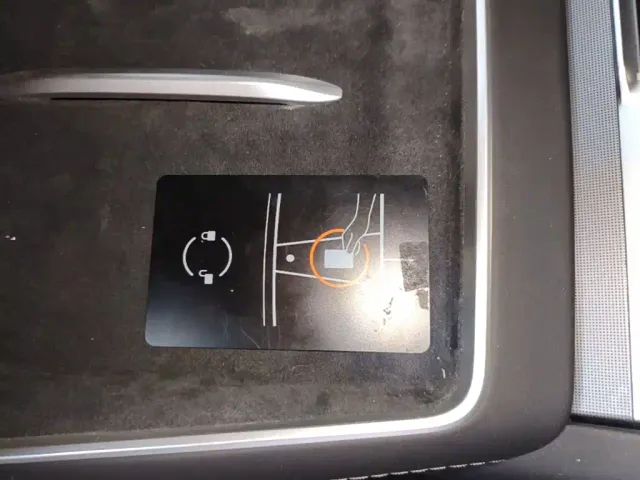 Tesla Model Y L — Фото автомобиля 8