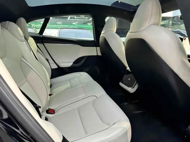 Tesla Model S — Фото автомобиля 13