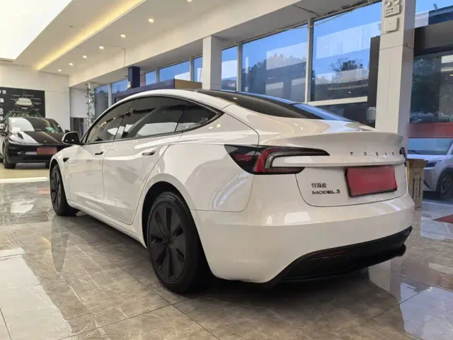 Tesla Model 3 — Фото автомобиля 6