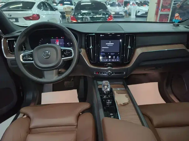 Volvo XC60 — Фото автомобиля 9