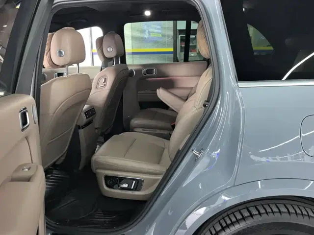 Li Auto L8 — Фото автомобиля 11