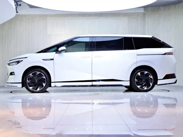 Xpeng X9 — Фото автомобиля 3