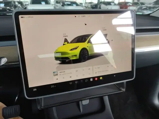 Tesla Model Y — Фото автомобиля 12
