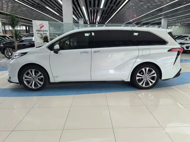 Toyota Sienna — Фото автомобиля 4