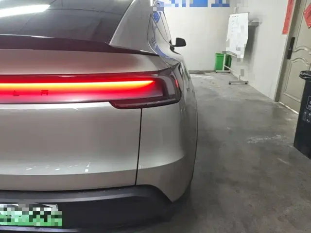 Tesla Model Y L — Фото автомобиля 7