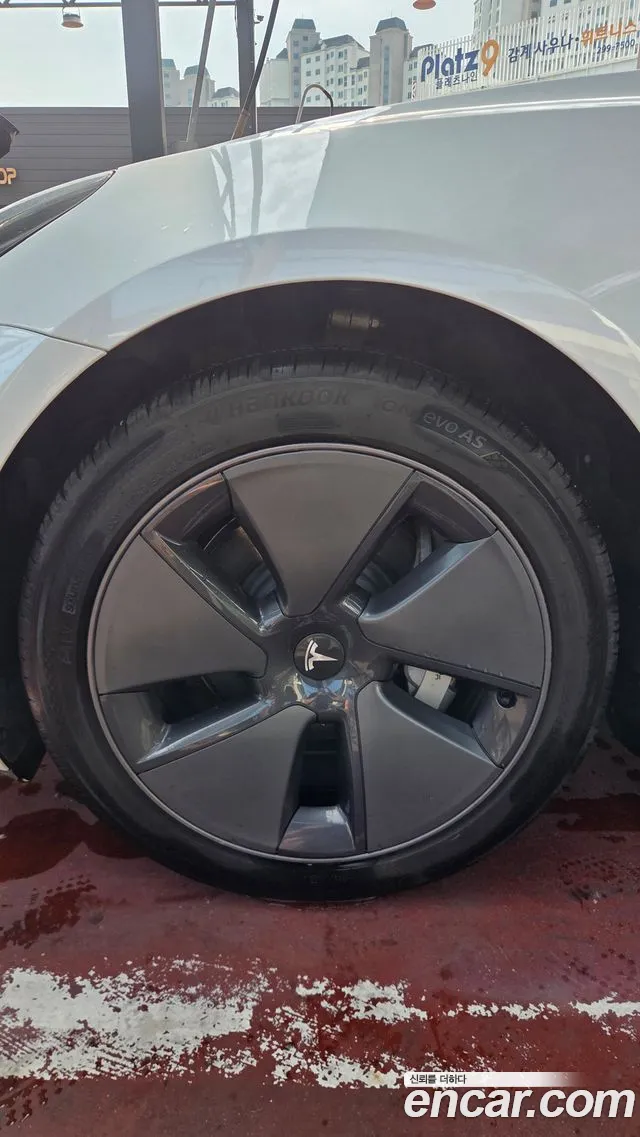 Tesla Model 3 — Фото автомобиля 5