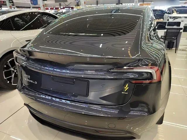 Tesla Model 3 — Фото автомобиля 5