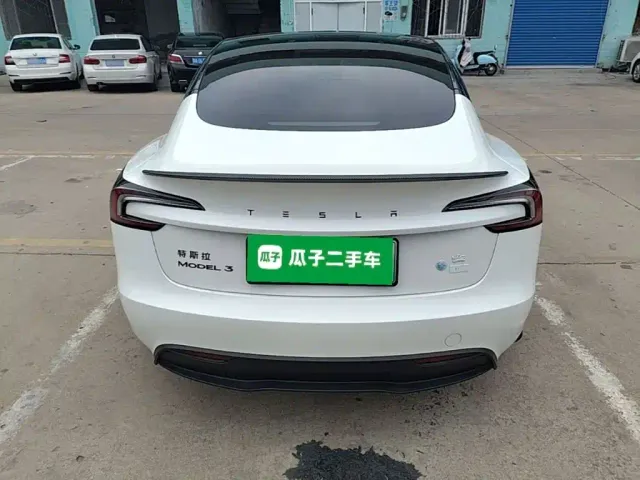 Tesla Model 3 — Фото автомобиля 5