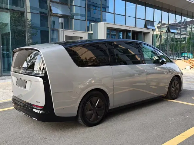 Li Auto MEGA — Фото автомобиля 6