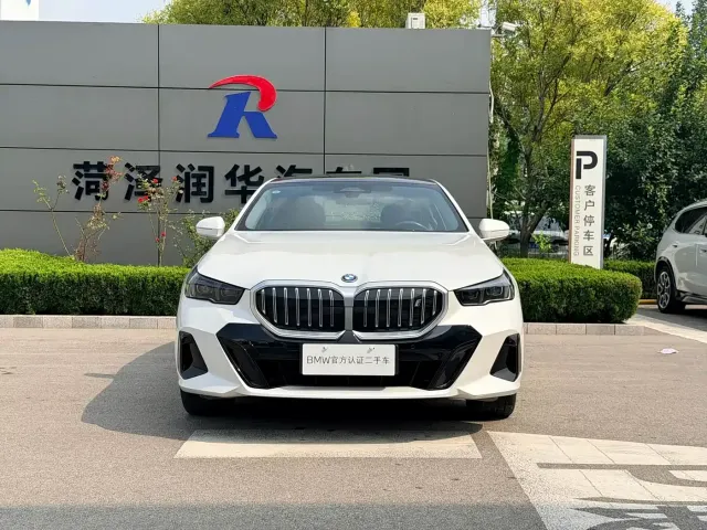 Фотография автомобиля — BMW i5
