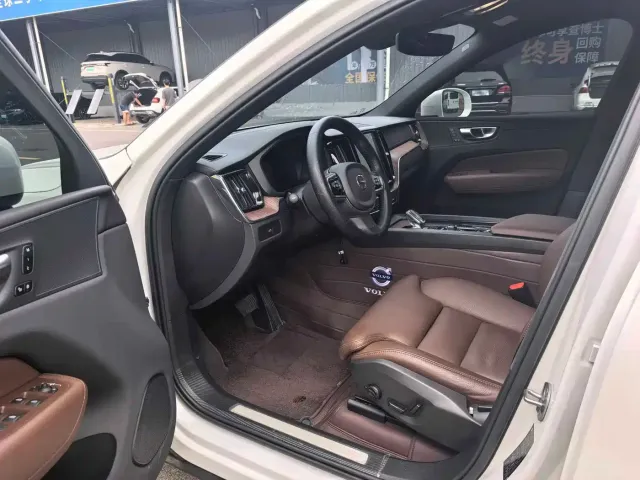 Volvo XC60 — Фото автомобиля 7