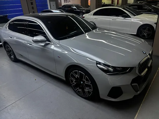 BMW 5 Series — Фото автомобиля 3