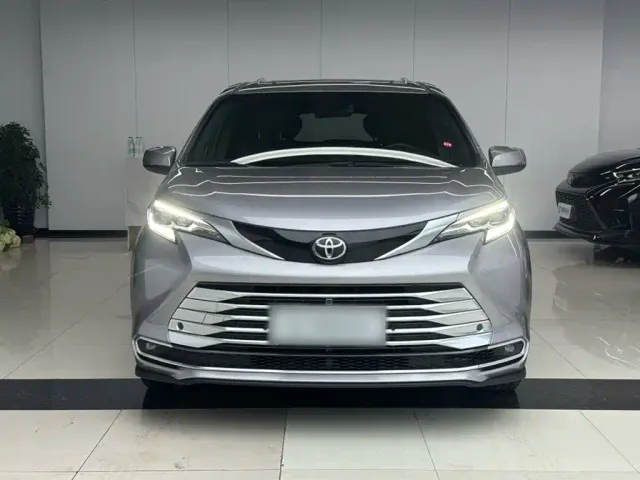 Toyota Sienna — Фото автомобиля 8
