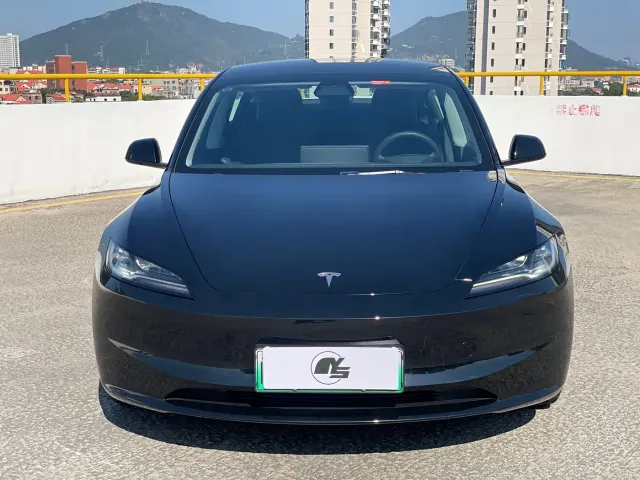 Tesla Model 3 — Фото автомобиля 2