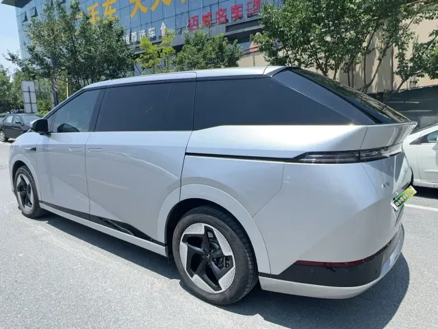Xpeng X9 — Фото автомобиля 10