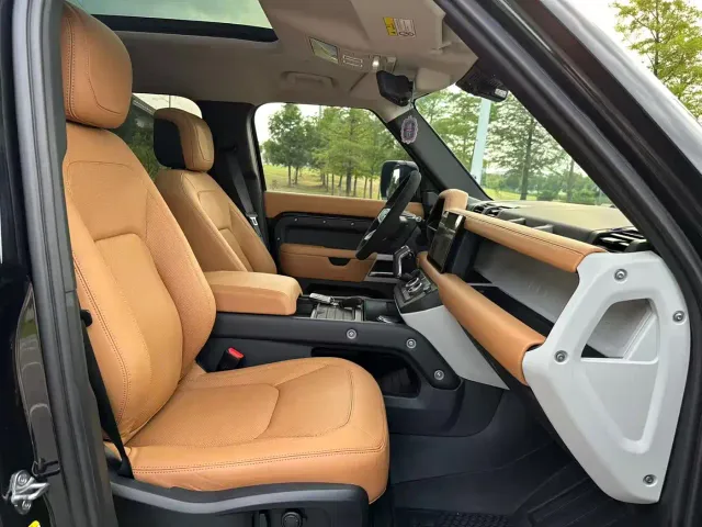 Land Rover Defender — Фото автомобиля 12